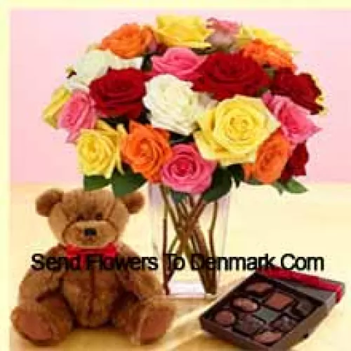 25 rosas de colores mixtos con algunos helechos en un florero de vidrio, un lindo oso de peluche marrón de 12 pulgadas de altura y una caja de chocolates importados