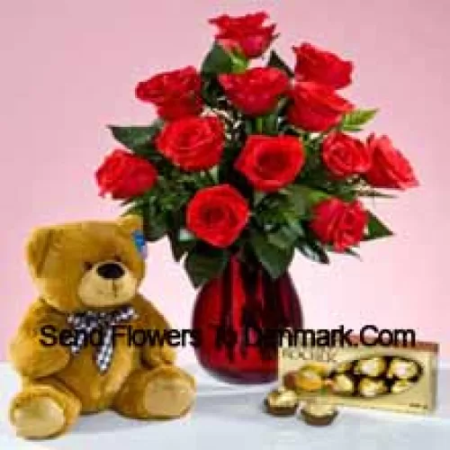 11 Красных Роз с папоротниками в стеклянной вазе, милый 12-дюймовый коричневый медвежонок и коробка из 16 штук шоколадных конфет Ferrero Rocher