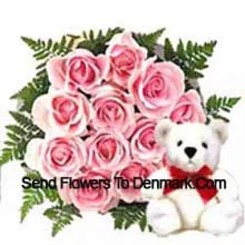 Buchet de 11 trandafiri roz cu un ursuleț drăguț