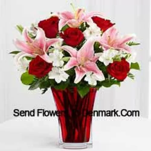 6 rode rozen en 5 roze lelies met seizoensgebonden opvullers in een prachtige glazen vaas